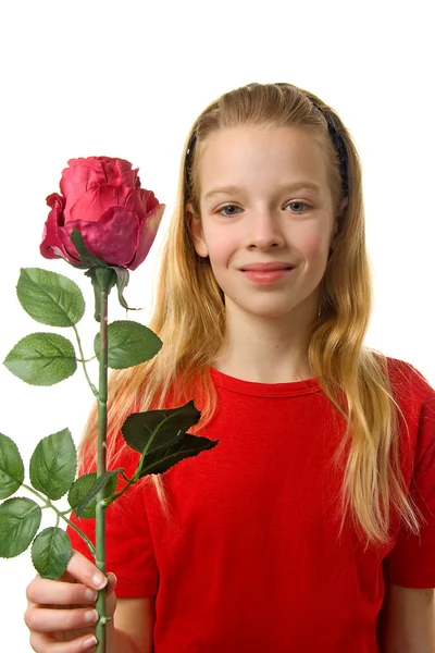 Ξανθιά κοπέλα με μεταξωτό κόκκινο τριαντάφυλλο — Φωτογραφία Αρχείου
