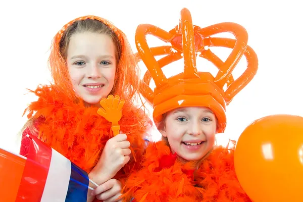Две девушки позируют в оранжевом наряде — стоковое фото