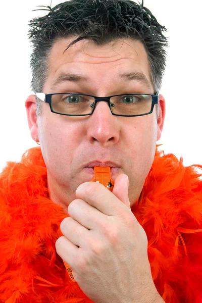 Чоловік позує в помаранчевому вбранні — стокове фото