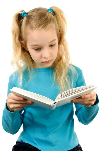Jeune fille lit un livre — Photo