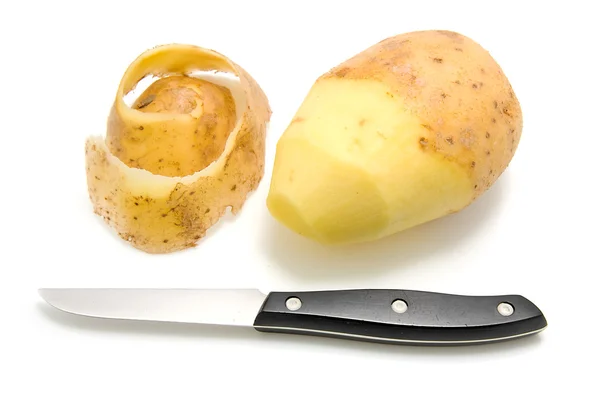 Mezza patata pelata con coltello — Foto Stock