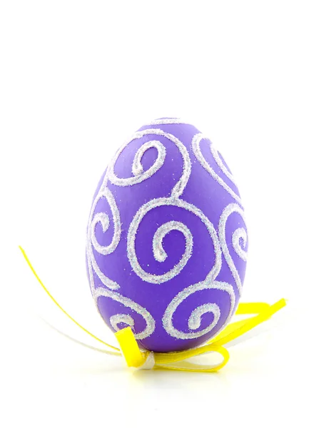 Jedna fialová velikonoční vajíčko — Stock fotografie