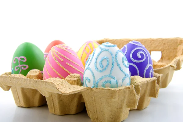 Seis ovos de páscoa coloridos na caixa — Fotografia de Stock