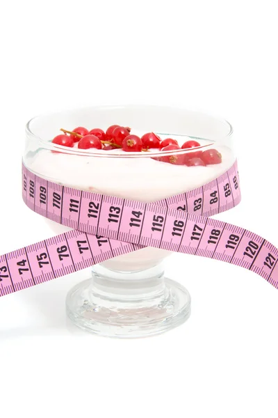 Plat de yaourt avec ruban à mesurer — Photo
