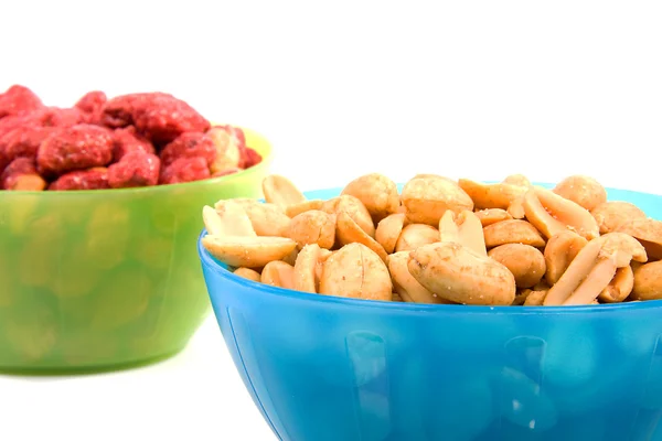Cuencos con cacahuetes azucarados y salados — Foto de Stock
