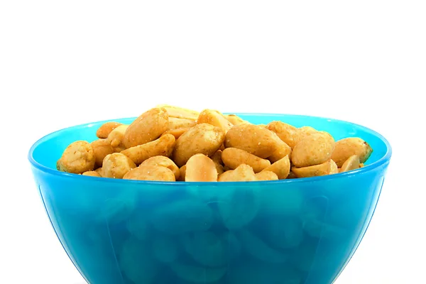 Блакитна миска з солоними арахісами — стокове фото