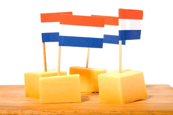 Cubos de queijo em tábua de madeira — Fotografia de Stock
