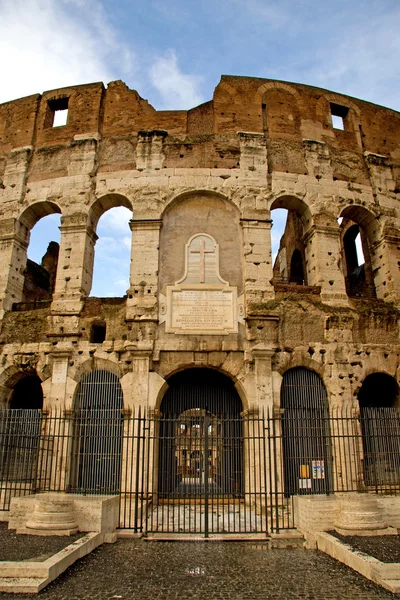 Vista del coliseo en Roma, Italia — Foto de Stock