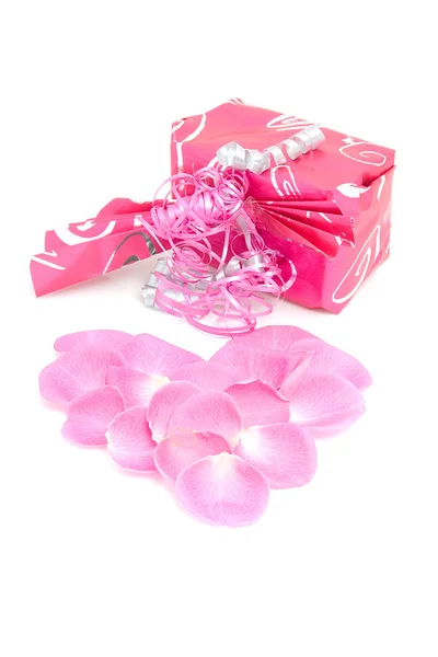 Presente embrulhado com folhas de rosa — Fotografia de Stock