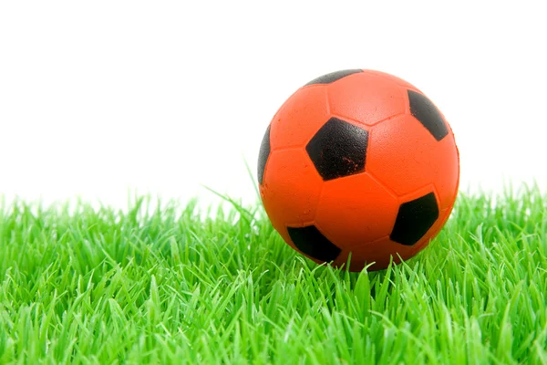 Naranja pelota de fútbol sobre hierba — Foto de Stock