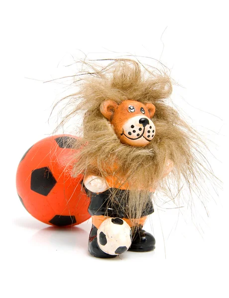 Turuncu futbol topu ve aslan — Stok fotoğraf