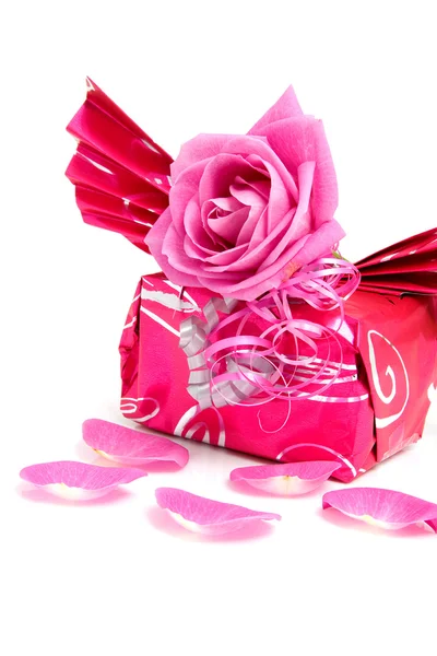 Красивый завернутый подарок с розой — стоковое фото
