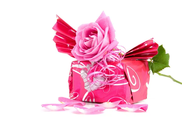Schön verpacktes Geschenk mit Rose — Stockfoto