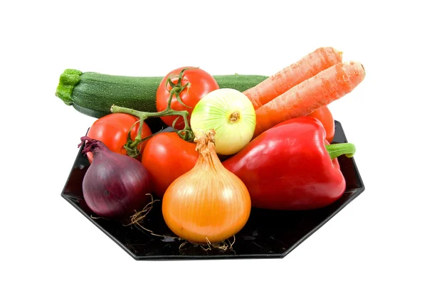 Assiette noire remplie de légumes frais — Photo
