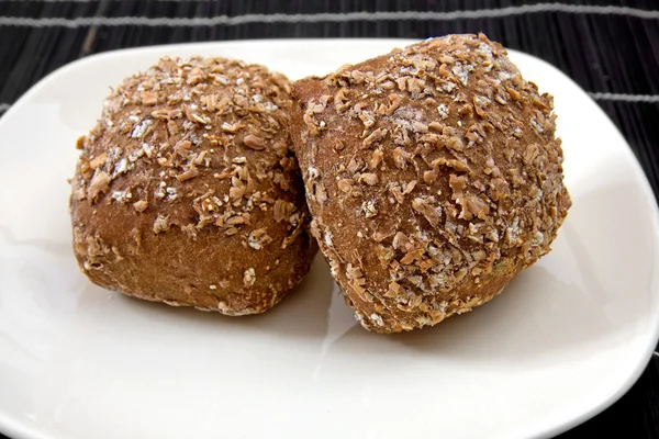Dois pães saudáveis no prato — Fotografia de Stock