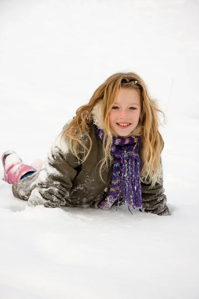Menina está se divertindo na neve — Fotografia de Stock
