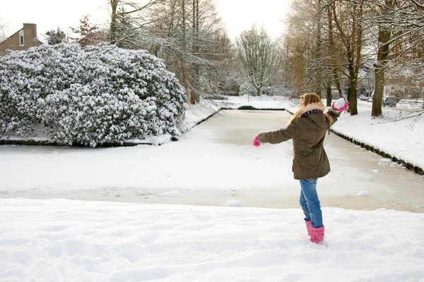Girl is throwing snow ball — Stock Photo, Image