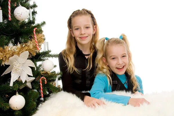 Twee kinderen in de buurt van de kerstboom — Stockfoto