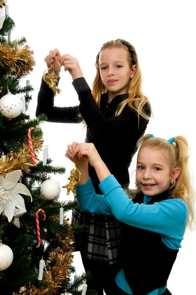 两个女孩装饰圣诞树 — 图库照片