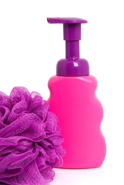Rosa tvål flaska med lila svamp — Stockfoto