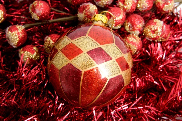 Kerstmis bal met decoratie — Stockfoto