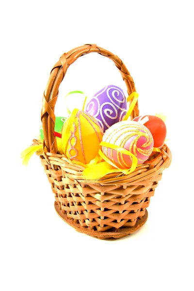 Koš s barevné velikonoční vajíčka — Stock fotografie