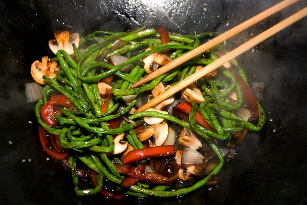 Preparando o jantar na panela wok — Fotografia de Stock