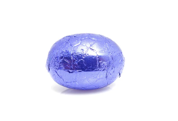 Um ovo de Páscoa de chocolate roxo — Fotografia de Stock