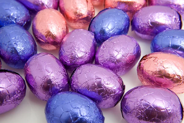 Kolorowe czekoladowe jaja wielkanocne — Zdjęcie stockowe
