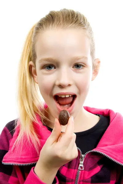 Mädchen isst Schokoladenei — Stockfoto