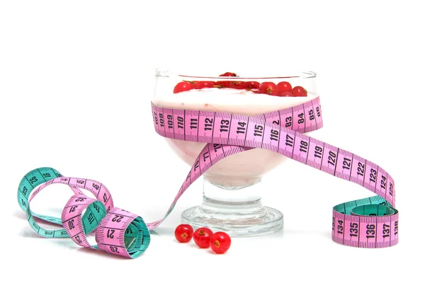 Yogur, fruta berrie y cinta métrica —  Fotos de Stock