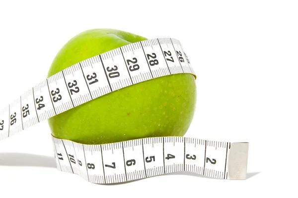 Zelené jablko s páskou opatření — Stock fotografie