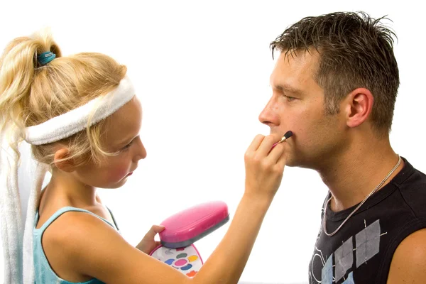 Девушка накладывает макияж на своего отца — стоковое фото