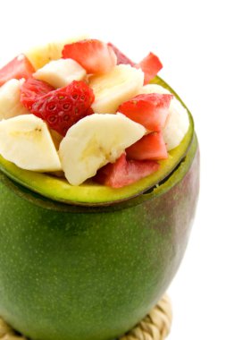 çilek ve muz ile doldurulmuş mango