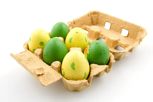 Шесть окрашенных пасхальных яиц в коробку с яйцами — стоковое фото