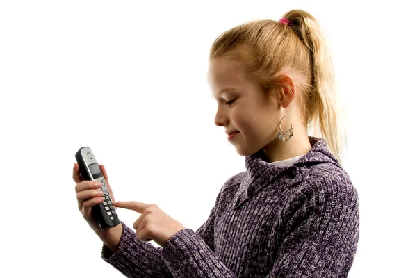 Mädchen wählt am Telefon — Stockfoto