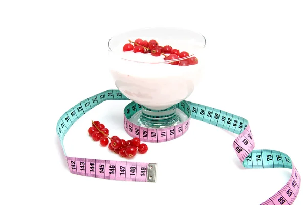 Yogourt, fruits berriés et ruban à mesurer — Photo