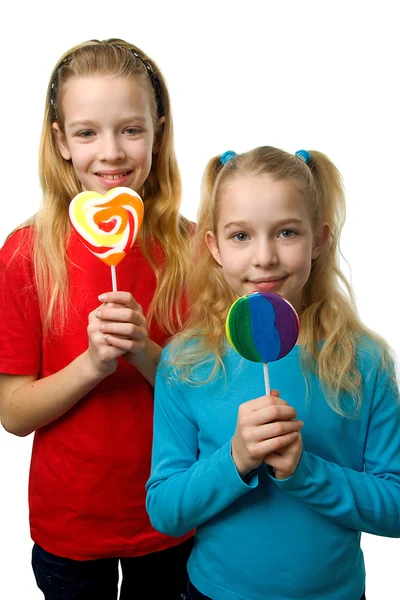 Två blonda tjejen med lollipop — Stockfoto
