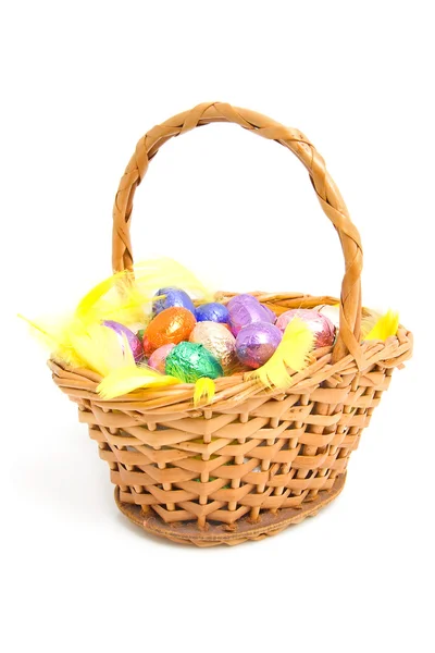 Canasta de caña con huevos de Pascua —  Fotos de Stock