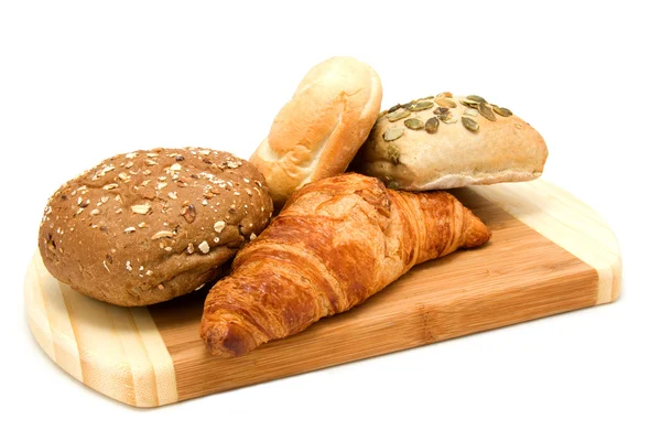 Хлеб на деревянной доске — стоковое фото