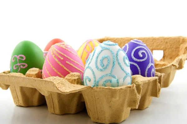 Seis coloridos huevos de Pascua en caja — Foto de Stock