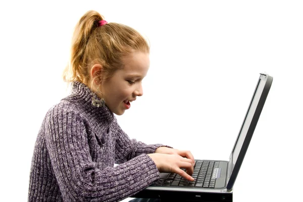 Młoda dziewczyna na laptopie — Zdjęcie stockowe