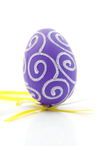 Одно фиолетовое пасхальное яйцо — стоковое фото