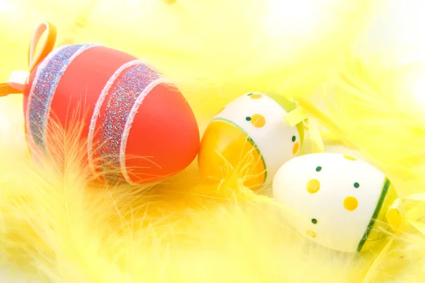 Velikonoční vajíčka a peří — Stock fotografie