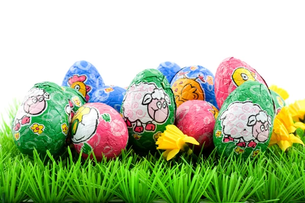 Velikonoční vajíčka na trávě — Stock fotografie