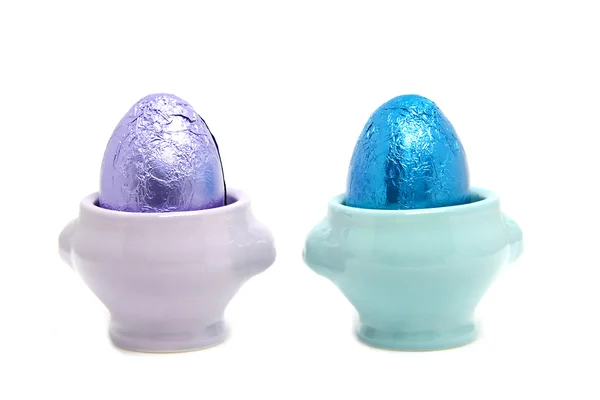 Huevos coloridos de Pascua en taza —  Fotos de Stock