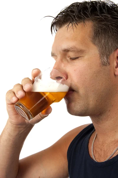 Uomo beve birra — Foto Stock
