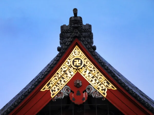 Bir Budist tapınağı üzerinde gamalı haç. — Stok fotoğraf