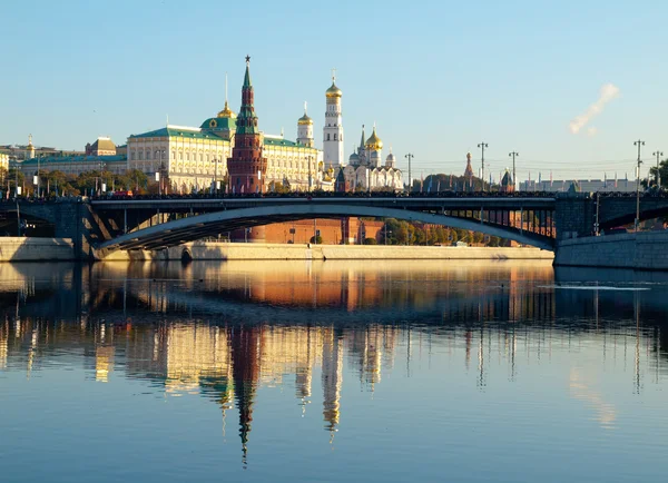 Rusland Moskou kremlin rivier brug — Stockfoto