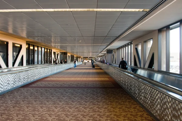 Repülőtér sétány folyosó — Stock Fotó